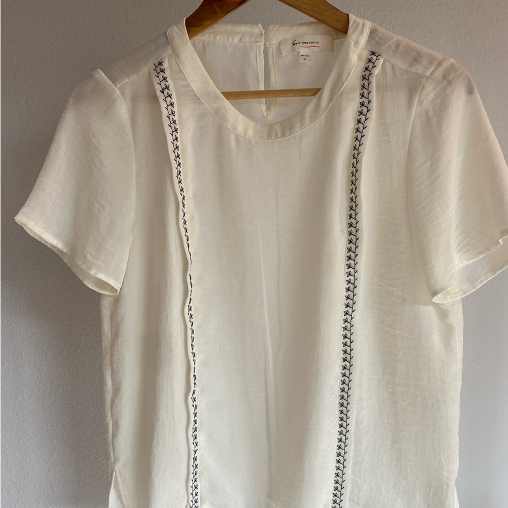 Turo by Vince Camuto shirt Ivory with Navy Embroidery size Small